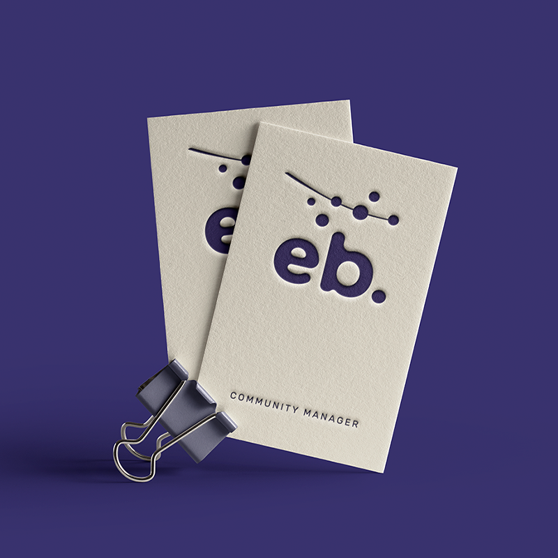 Aplicaciones de identidad visual para Erika B., especialista en comunicación digital. Papelería institucional, tarjetas personales, sobres y sistema gráfico inspirado en redes de conexión.