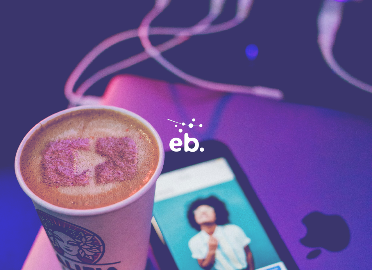 Aplicaciones de identidad visual para Erika B., especialista en comunicación digital. Papelería institucional, tarjetas personales, sobres y sistema gráfico inspirado en redes de conexión.