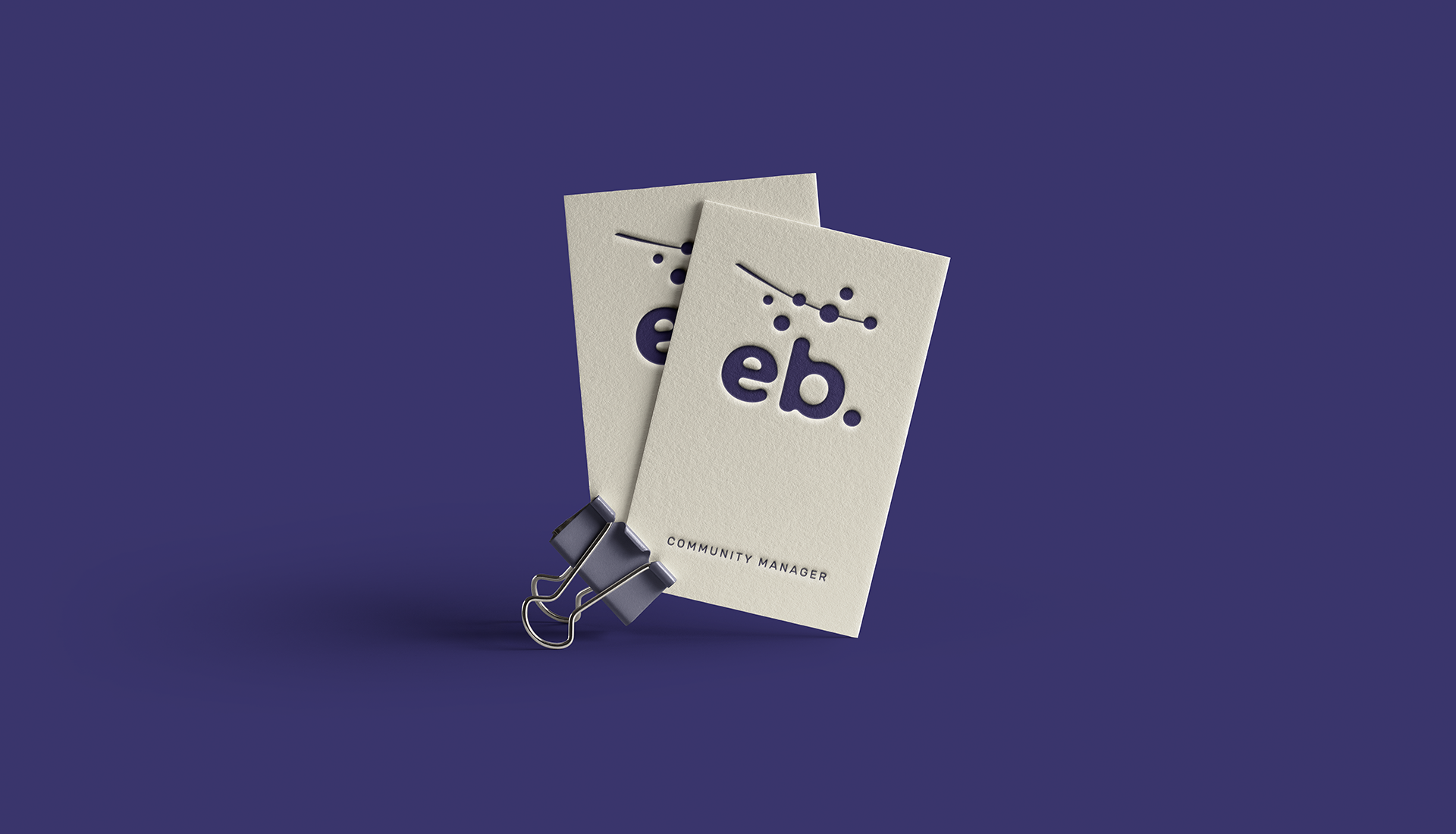 Aplicaciones de identidad visual para Erika B., especialista en comunicación digital. Papelería institucional, tarjetas personales, sobres y sistema gráfico inspirado en redes de conexión.